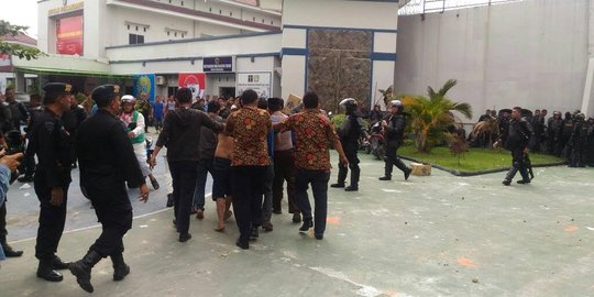 Napi kabur di Pekanbaru sempat mampir ke warung dengan wajah bingung