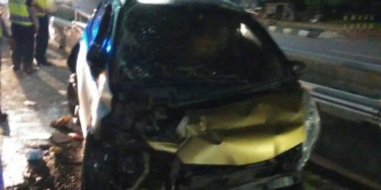 Mobil ditumpangi artis Sheila Marcia tabrak truk di Tol Dalam Kota