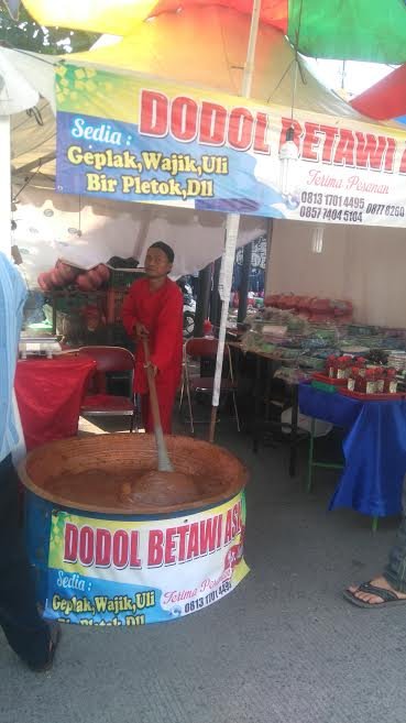 penjual dodol di festival palang pintu kemang