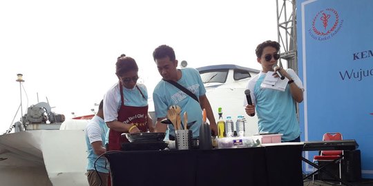 Di depan nelayan, Menteri Susi demo masak ikan pindang Pangandaran