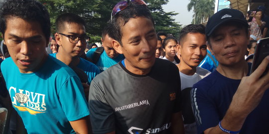 Sandiaga dan relawan bagi-bagi 1.000 bunga buat warga di CFD