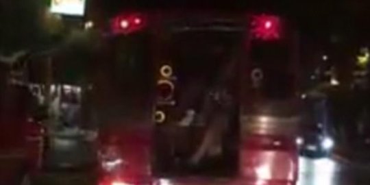 Pengemudi pergoki dua turis sedang ngeseks di bajaj