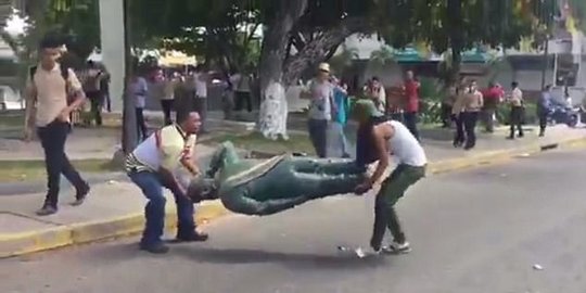Pengunjuk rasa Venezuela robohkan patung mantan presiden Hugo Chavez