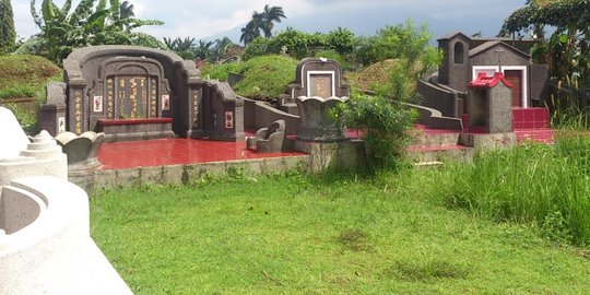 Pacaran hingga gangsir di makam elite