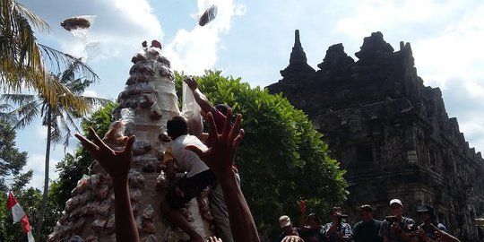 Ada ayam goreng Kalasan setinggi empat meter