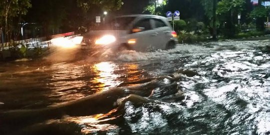 Seorang perempuan di Balikpapan terjebak banjir saat di dalam mobil