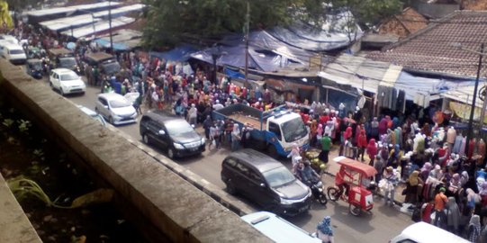 PKL jualan di trotoar, Tanah Abang macet parah