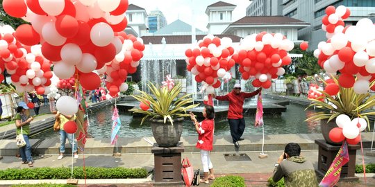 Penampakan ribuan balon merah putih penuhi Balai Kota