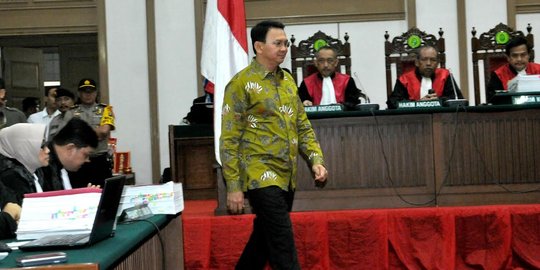 Ribuan massa yang pro dan kontra gelar aksi saat sidang vonis Ahok