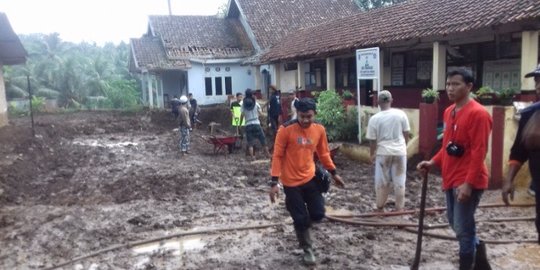 Ruang kelas roboh diterjang banjir, siswa SD di Serang batal ujian