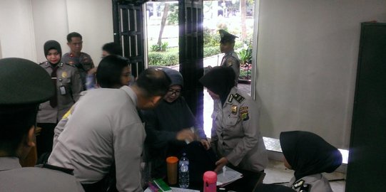 Tak cuma ruang sidang Ahok, polisi dan TNI juga jaga pusat belanja