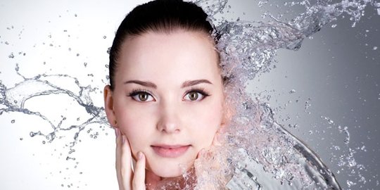 6 alasan kenapa kamu harus minum air putih setelah bangun tidur