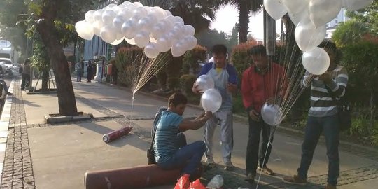 Pedagang balon dadakan penuhi jalur pejalan kaki depan balai kota