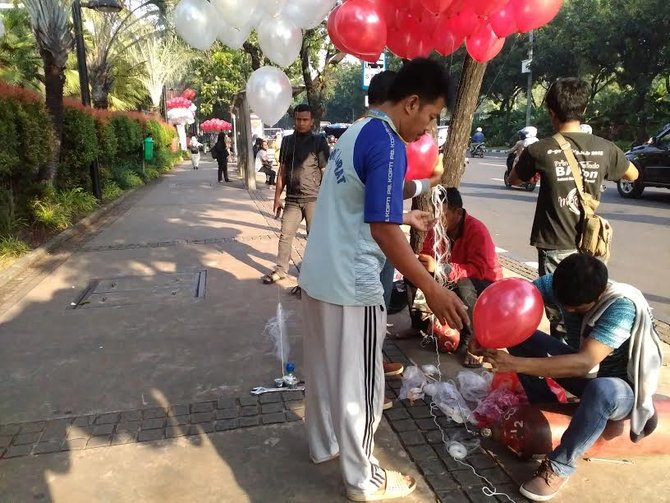 pedagang balon di balai kota dki jakarta