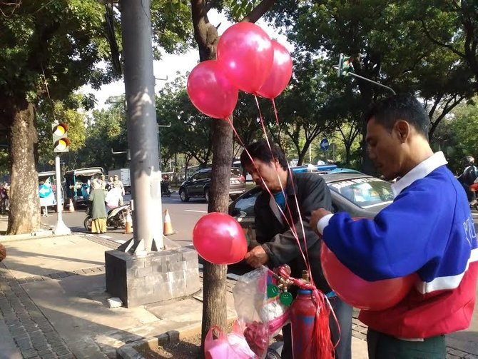 pedagang balon di balai kota dki jakarta