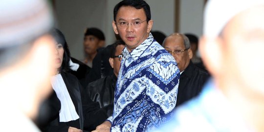 Tiba di Rutan Cipinang, Ahok lambaikan tangan ke warga