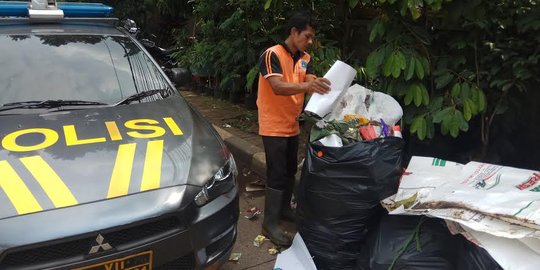 Massa pro & kontra Ahok bubar, sampah di depan Kementan menumpuk