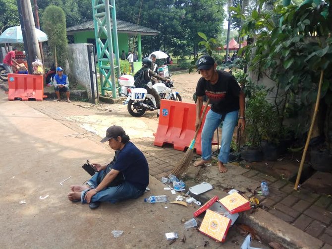 petugas bersihkan sampah usai demo sidang ahok