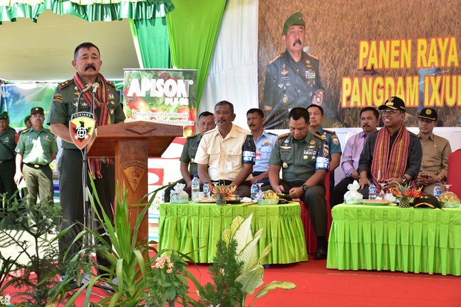 pangdam ixudayana mayor jenderal tni komaruddin simanjuntak dan wakil gubernur ntb h muh amin panen raya