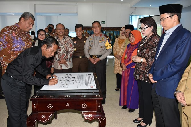 gubernur ntb tgh m zainul majdi gelar rapat koordinasi dan supervisi pemberantasan korupsi terintegrasi dalam acara ini juga dihadiri wakil ketua kpk basaria panjaitan