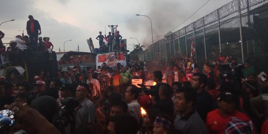 Pendukung Ahok soraki Kapolres & bakar kotak nasi di Rutan Cipinang