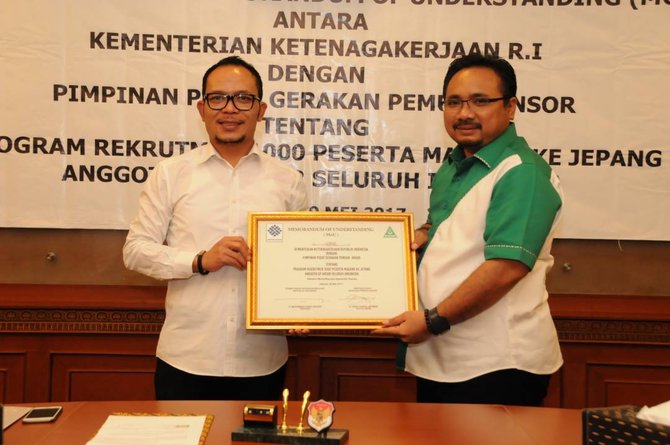 menaker m hanif dakhiri dengan ketum gp ansor yaqut cholil qoumas