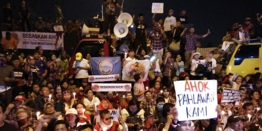Ratusan pendukung Ahok nyalakan lilin di depan Rutan Cipinang