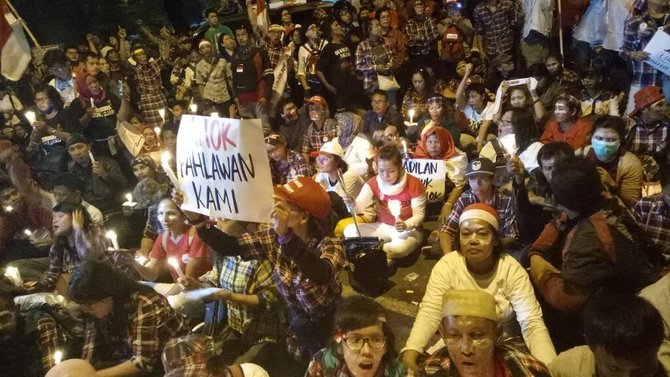 aksi lilin ahokers di depan lp cipinang