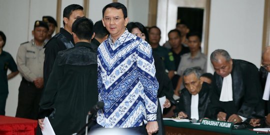 Memeluk Ahok di ruang sidang  merdeka.com