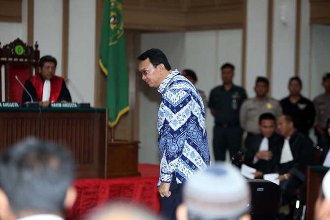 Image result for ahok menundukkan kepala di pengadilan