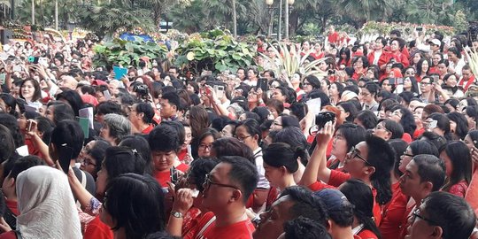 Massa pendukung Ahok gelar aksi damai di Balai Kota