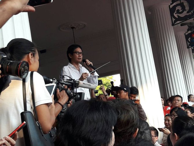 massa pendukung ahok berkumpul di balai kota