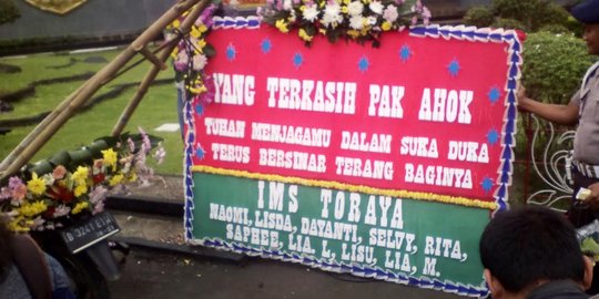 Karangan bunga pertama untuk Ahok di Mako Brimob