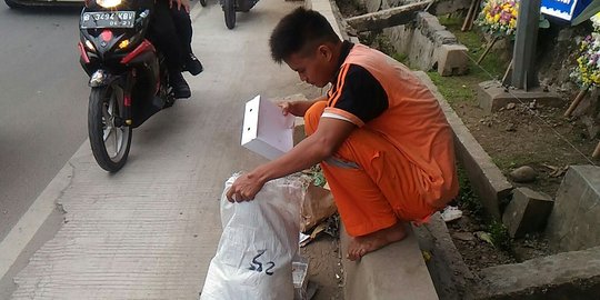 Pendukung Ahok tinggalkan sampah dua truk di depan Rutan Cipinang