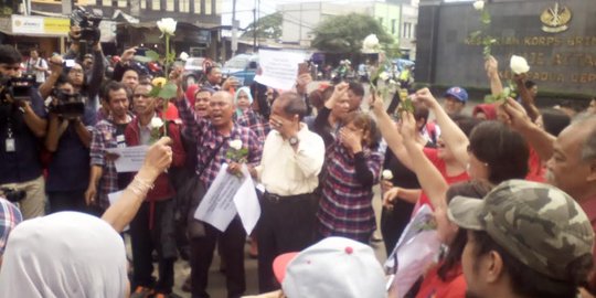 Pendukung Ahok nyanyikan 'Maju Tak Gentar' di depan Mako Brimob