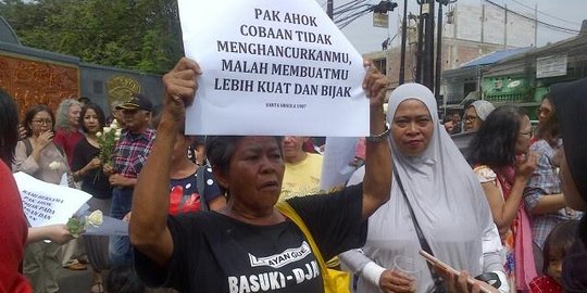 Wanita paruh baya ini rela ditahan dan ditembak demi Ahok