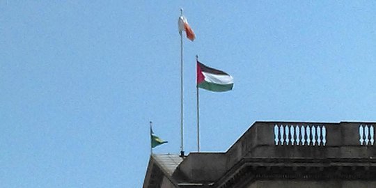Di Irlandia bendera Palestina berkibar di balai kota