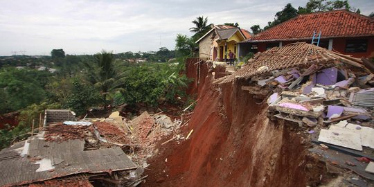 5 Rumah hancur terbawa longsor di Tangerang Selatan