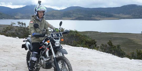 Naik trail, Jokowi jajal beratnya medan pembangunan Trans Papua