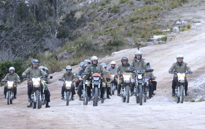 jokowi naik motor trail di papua