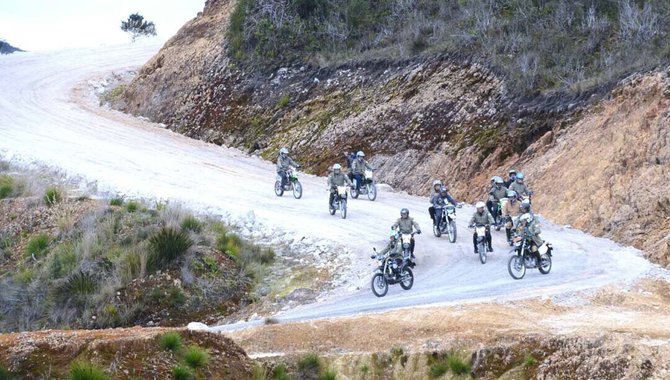 jokowi naik motor trail di papua