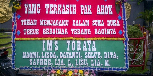 Dilarang Brimob, karangan bunga buat Ahok dibawa ke balai kota