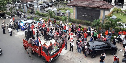 Puluhan pendukung Ahok demo di depan Pengadilan Tinggi Jakarta