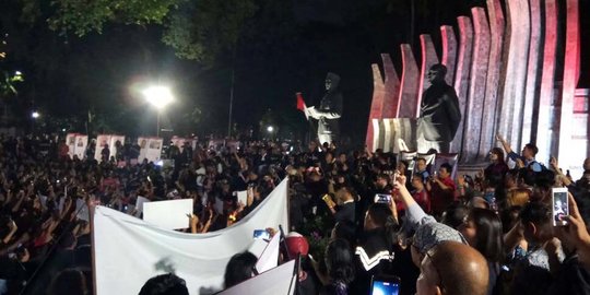 Berpakaian hitam, pendukung Ahok nyalakan lilin di Tugu Proklamasi