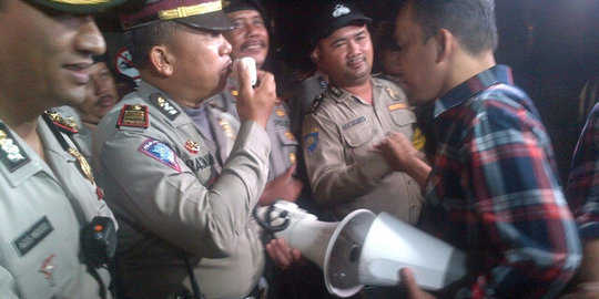 Polisi bubarkan pendukung Ahok di depan Mako Brimob