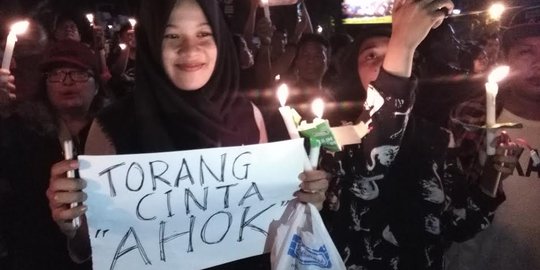 Gadis cantik berhijab ini dukung Ahok di aksi sejuta lilin di Manado