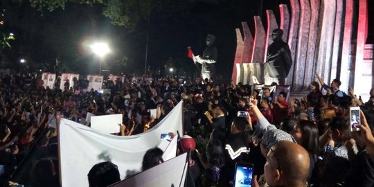 Kecewa aksi lilin dukung Ahok selesai, Lusi pilih makan kacang rebus