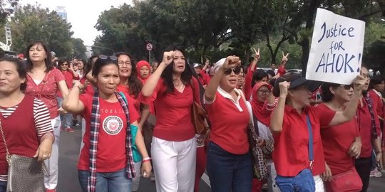 Libur nasional tak surutkan warga padati Balai Kota buat dukung Ahok