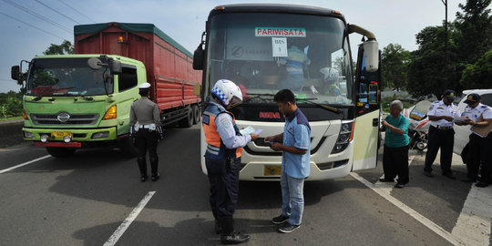 Libur Waisak, polisi dan Dishub razia bus pariwisata arah Puncak