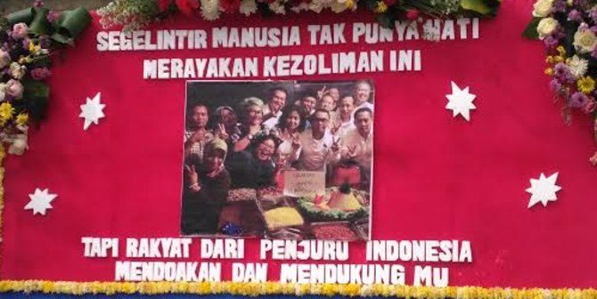 Karangan bunga di pengadilan ada foto syukuran karena Ahok dipenjara